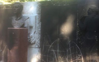 Вандалы сожгли мемориал в Дедовске