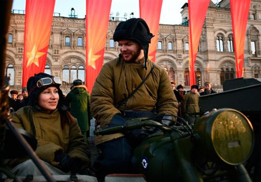 Торжественный марш в честь легендарного парада на Красной площади